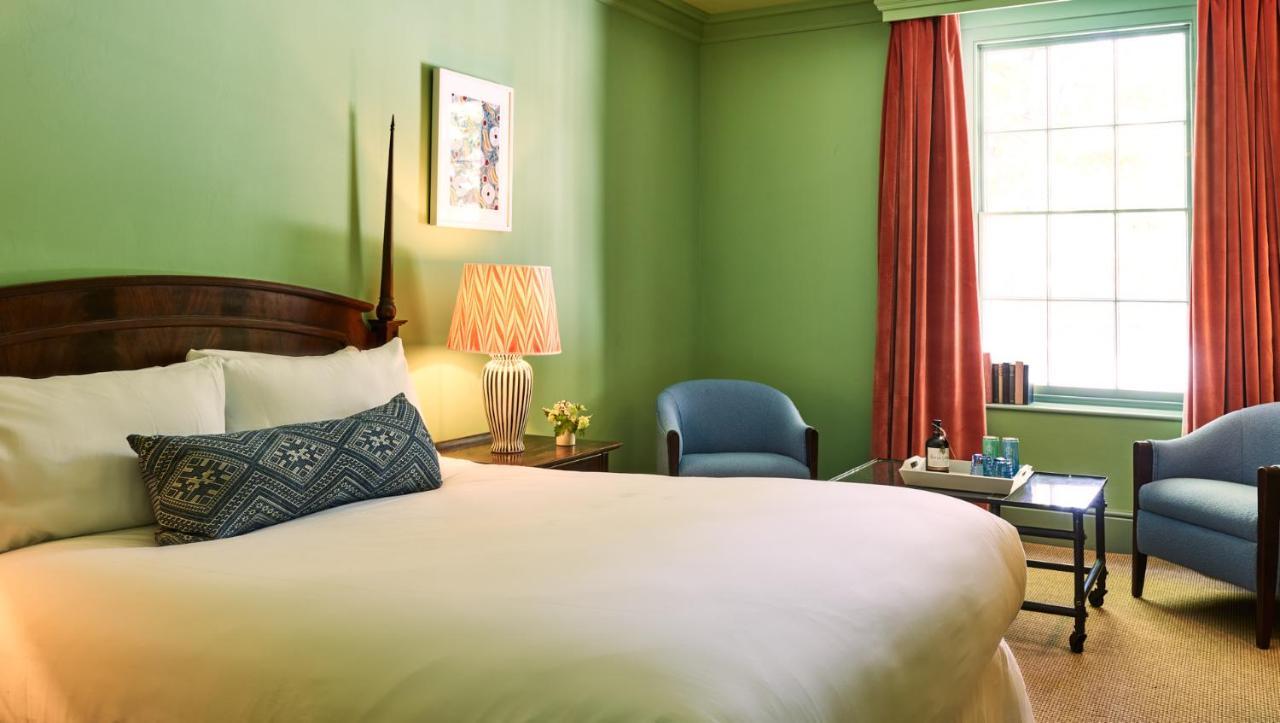 Hotel The Mitre, Hampton Court Kingston upon Thames  Exterior foto A room at the Hotel Commonwealth
