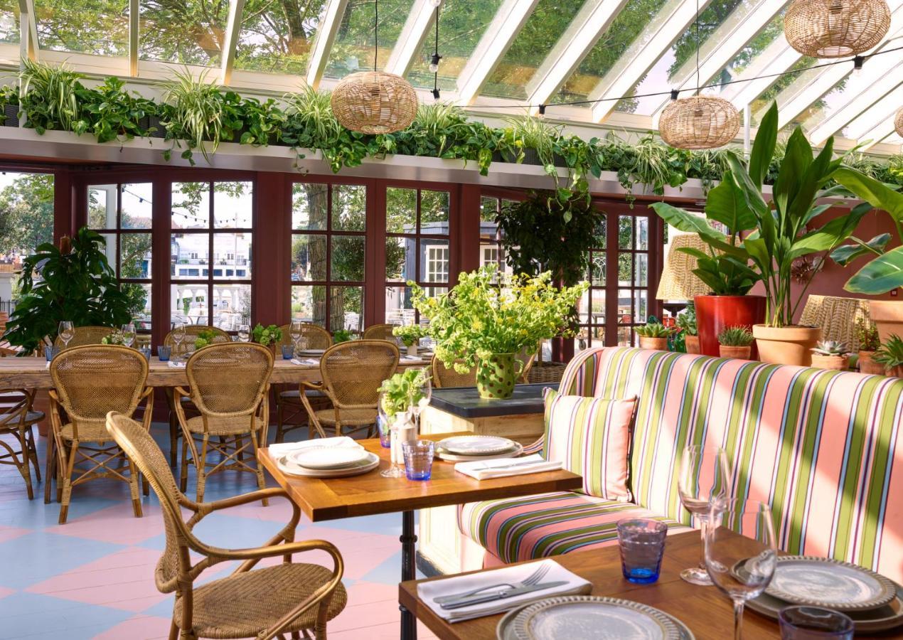 Hotel The Mitre, Hampton Court Kingston upon Thames  Exterior foto Interior of the restaurant