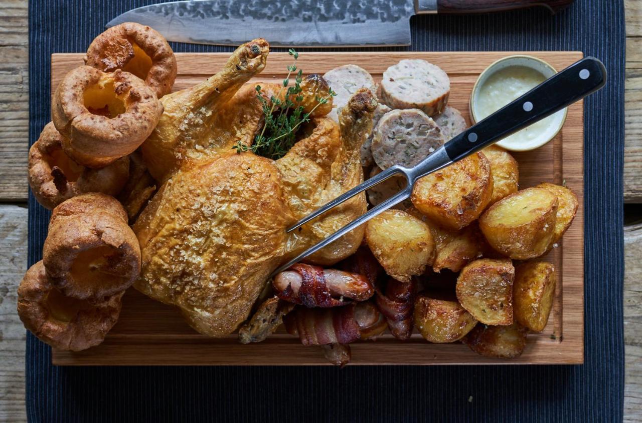 Hotel The Mitre, Hampton Court Kingston upon Thames  Exterior foto Sunday roast