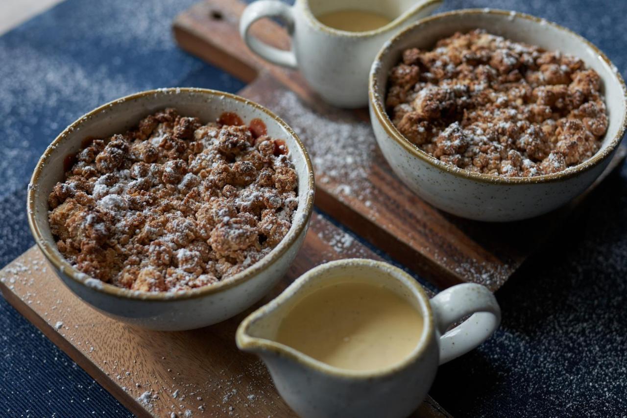 Hotel The Mitre, Hampton Court Kingston upon Thames  Exterior foto Apple and plum crumble