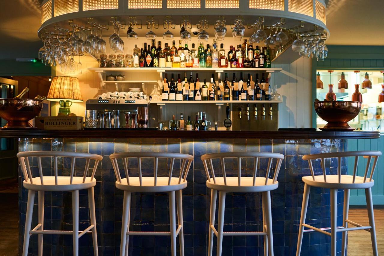 Hotel The Mitre, Hampton Court Kingston upon Thames  Exterior foto The bar at the River Café