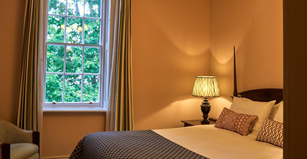 Hotel The Mitre, Hampton Court Kingston upon Thames  Exterior foto A bedroom at the hotel