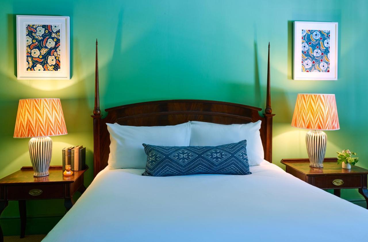 Hotel The Mitre, Hampton Court Kingston upon Thames  Exterior foto A bedroom at the Inn
