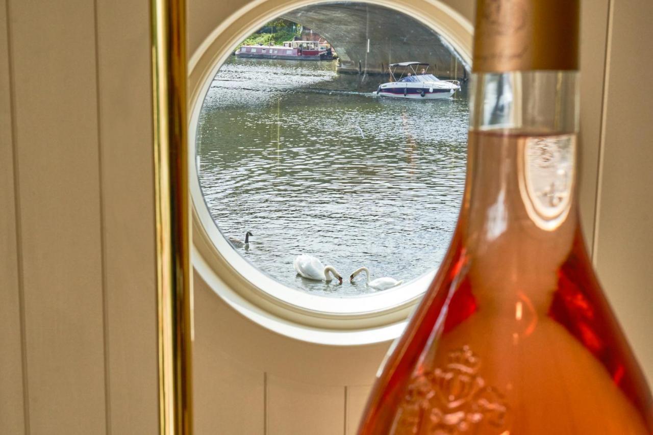 Hotel The Mitre, Hampton Court Kingston upon Thames  Exterior foto A view of the River Thames from the window of a bedroom at The Swan