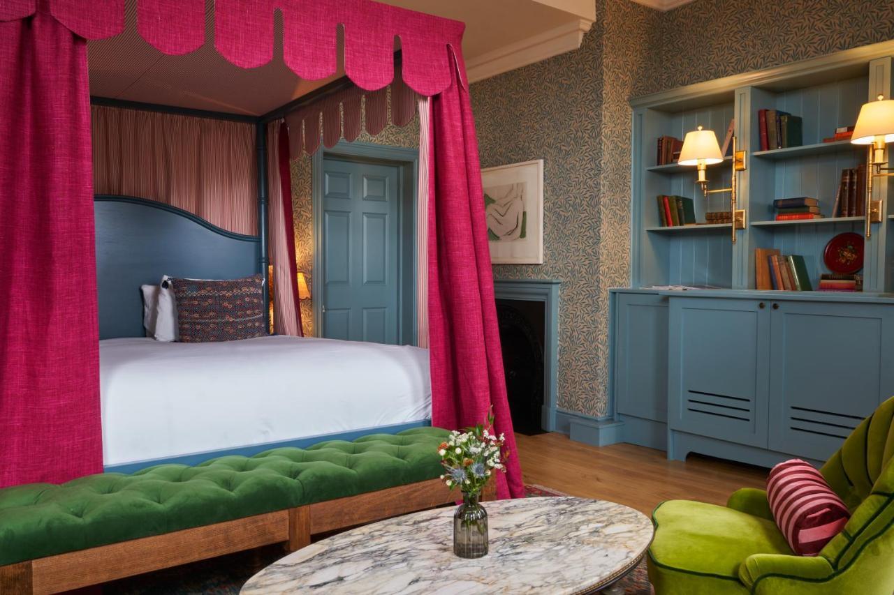 Hotel The Mitre, Hampton Court Kingston upon Thames  Exterior foto A bedroom at The Mitre