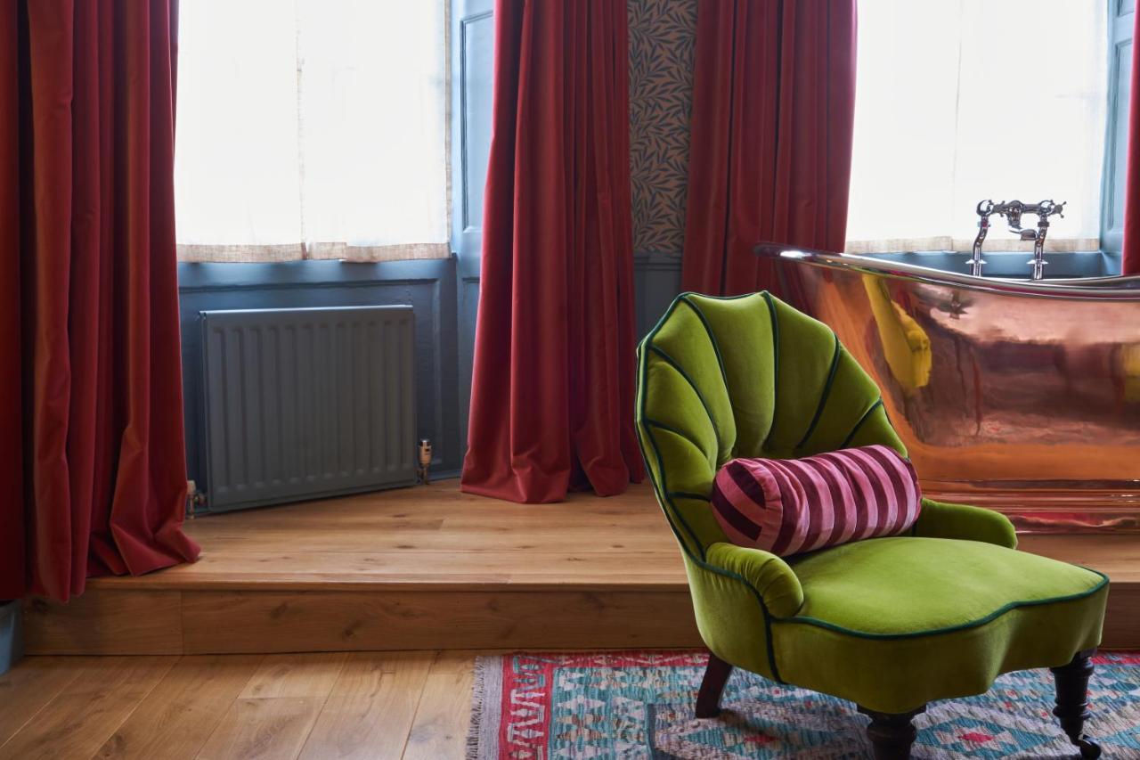 Hotel The Mitre, Hampton Court Kingston upon Thames  Exterior foto Curtains made from velvet