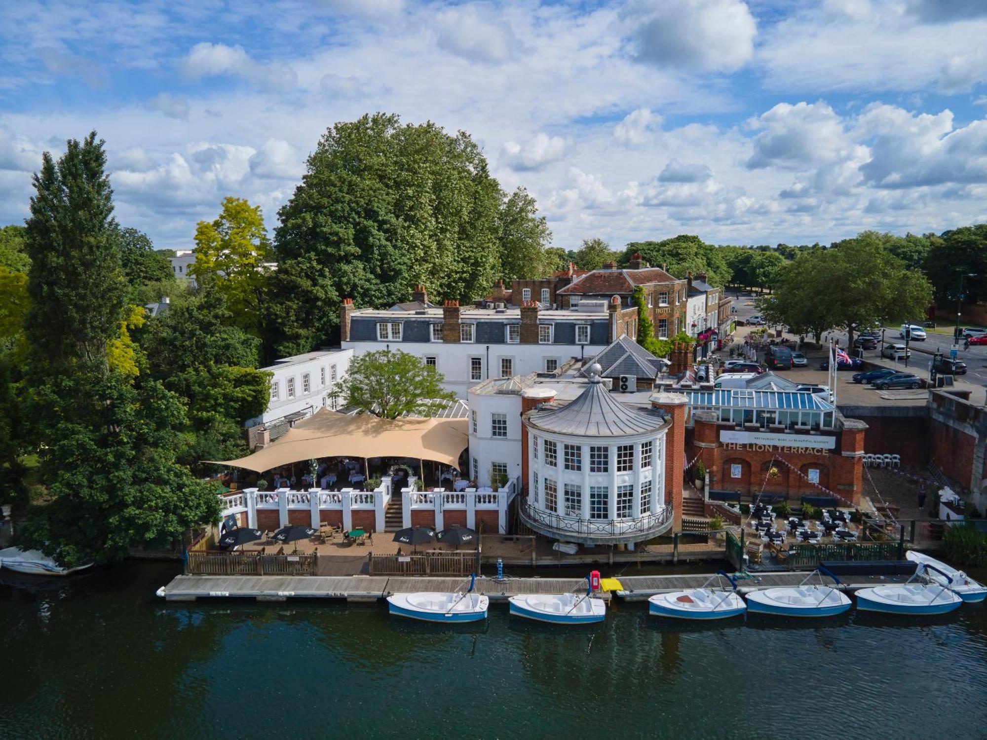 Hotel The Mitre, Hampton Court Kingston upon Thames  Exterior foto The River Wey at Farnham