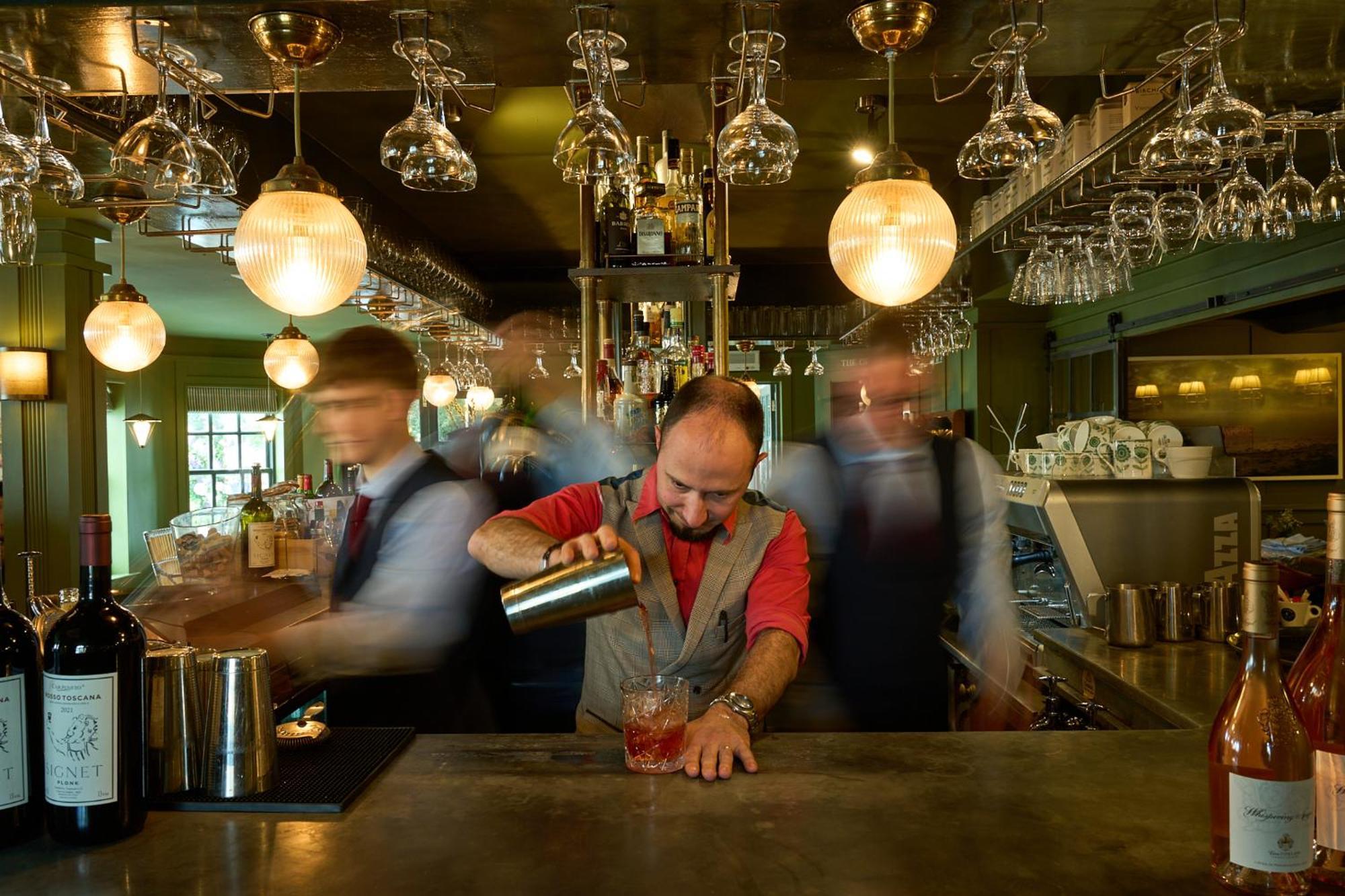 Hotel The Mitre, Hampton Court Kingston upon Thames  Exterior foto A bartender at work