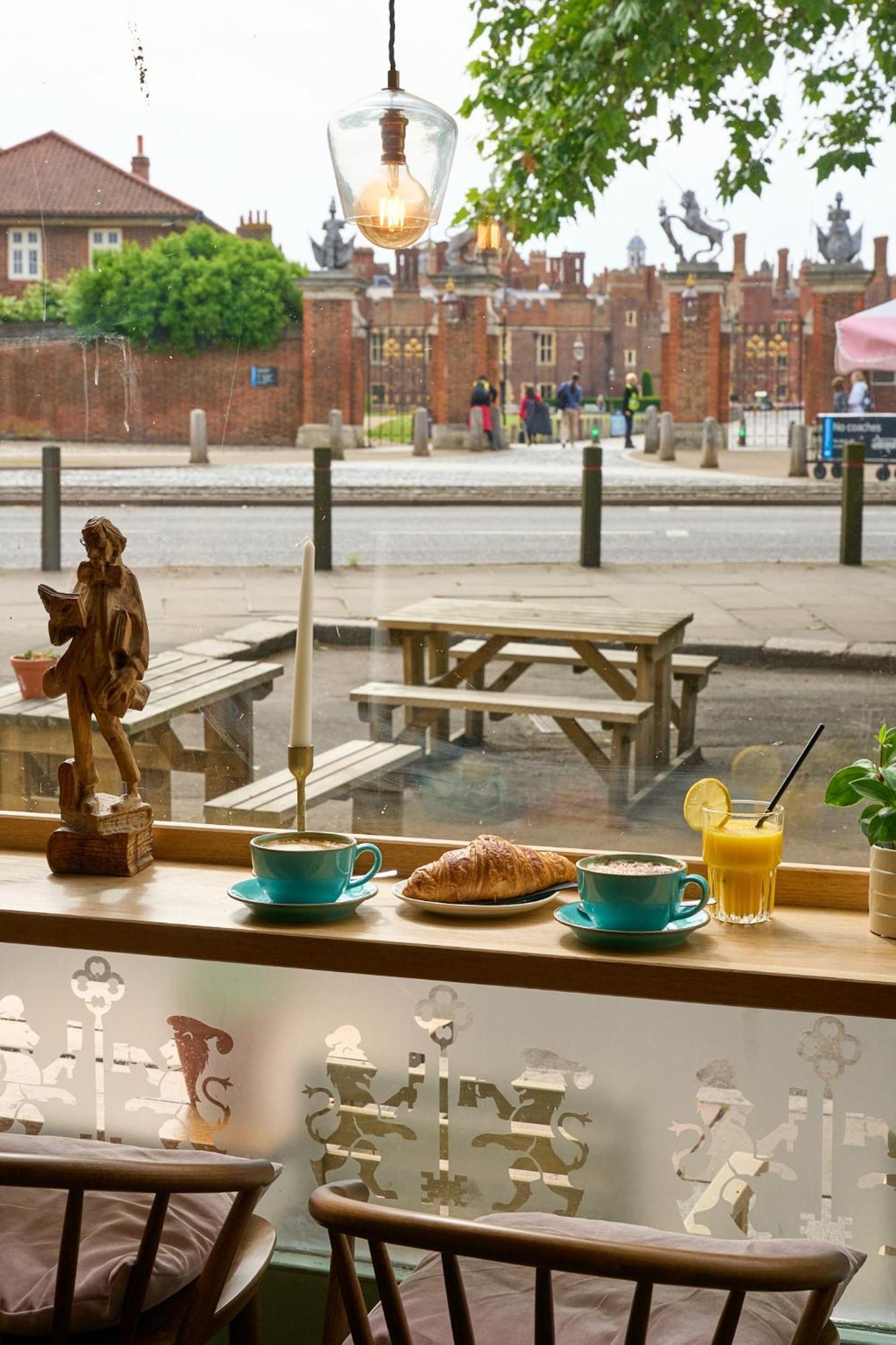 Hotel The Mitre, Hampton Court Kingston upon Thames  Exterior foto The view from the window of the café