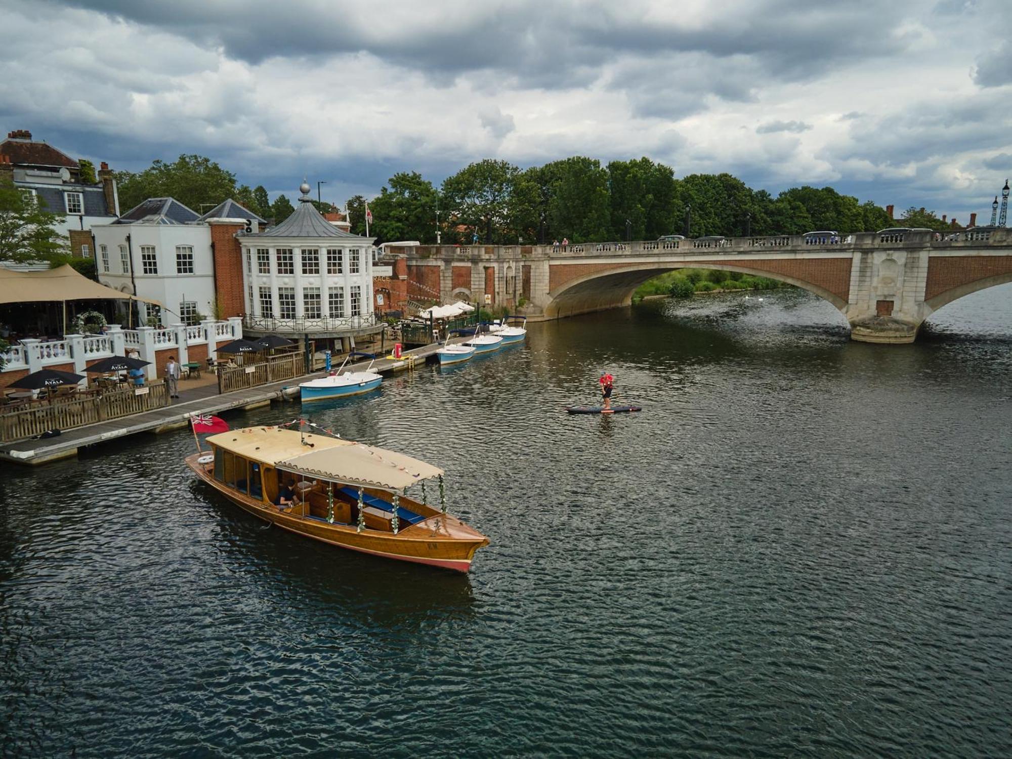 Hotel The Mitre, Hampton Court Kingston upon Thames  Exterior foto The River Wey at Farnham