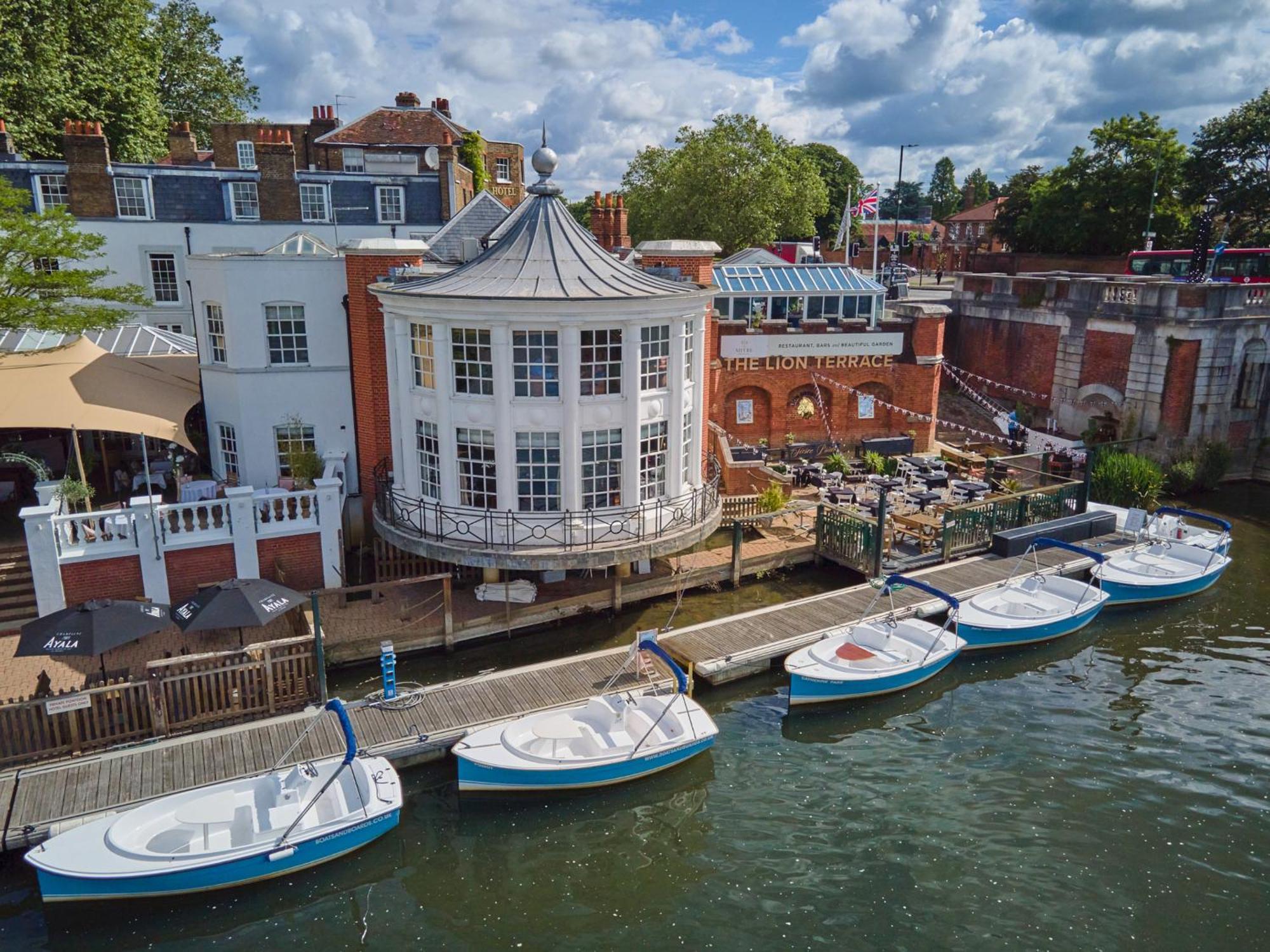 Hotel The Mitre, Hampton Court Kingston upon Thames  Exterior foto The River Wey at the centre of Farnham