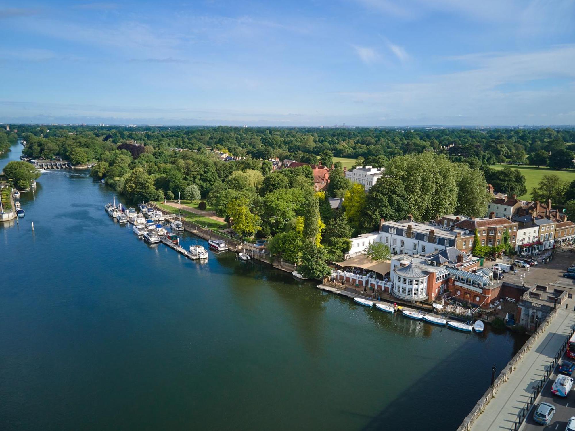 Hotel The Mitre, Hampton Court Kingston upon Thames  Exterior foto The River Wey at Farnham