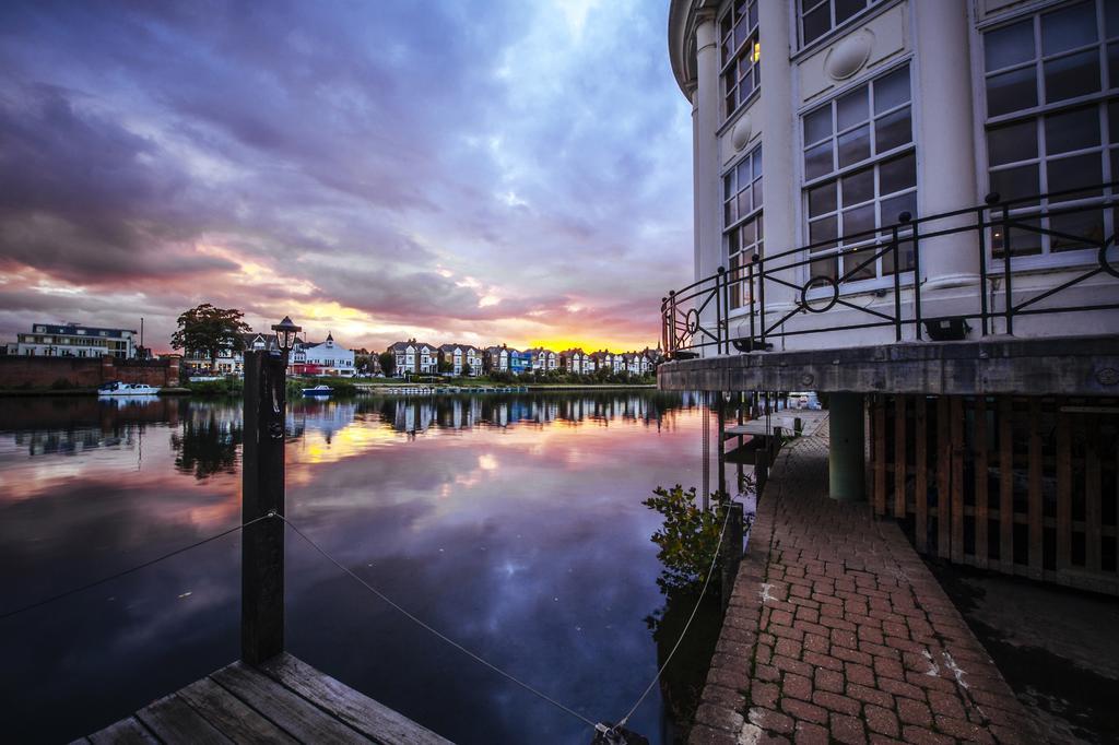 Hotel The Mitre, Hampton Court Kingston upon Thames  Exterior foto Sunset at the Marina