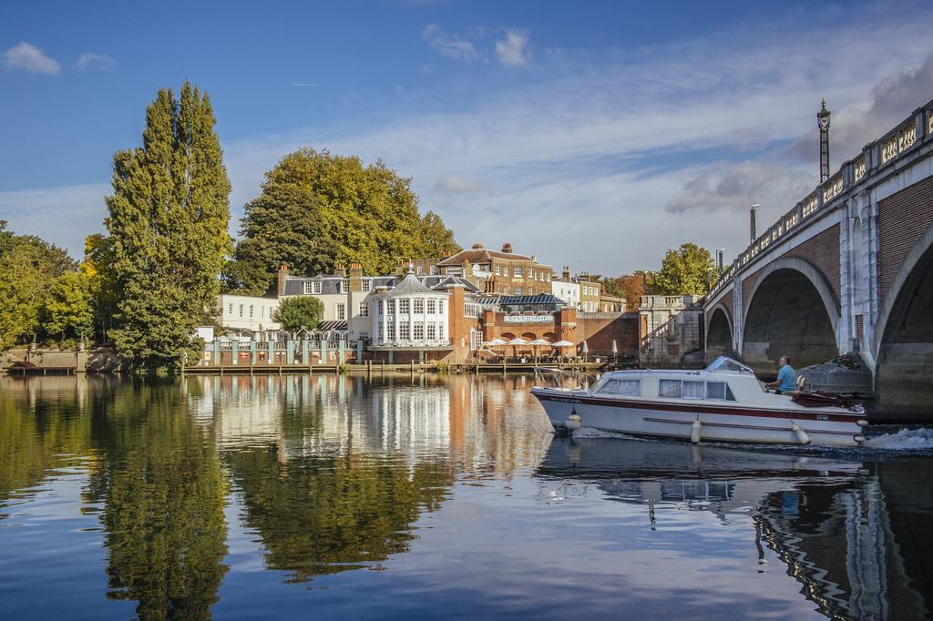 Hotel The Mitre, Hampton Court Kingston upon Thames  Exterior foto The River Wey at Farnham