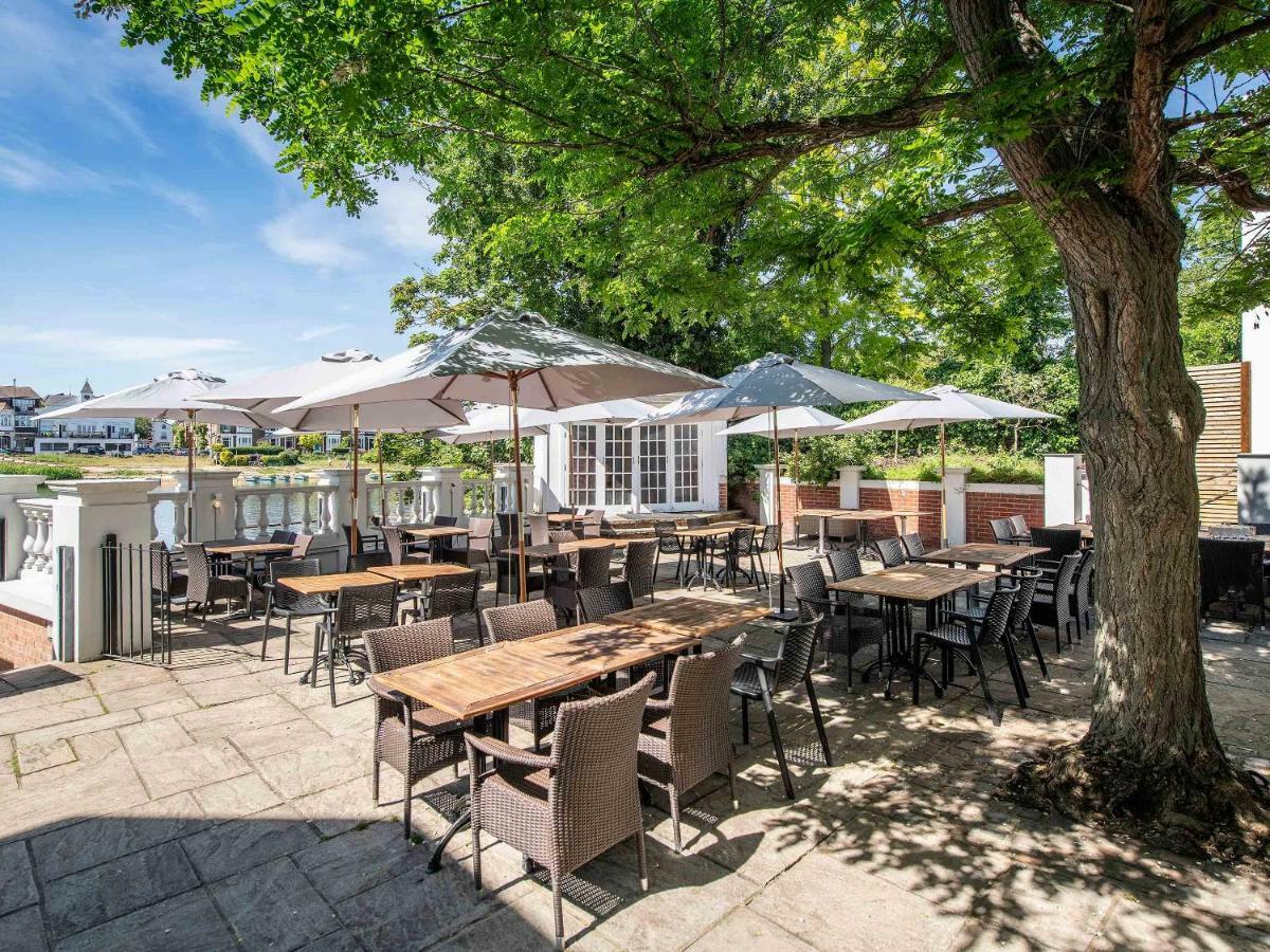 Hotel The Mitre, Hampton Court Kingston upon Thames  Exterior foto The outdoor seating area at The Old Mill